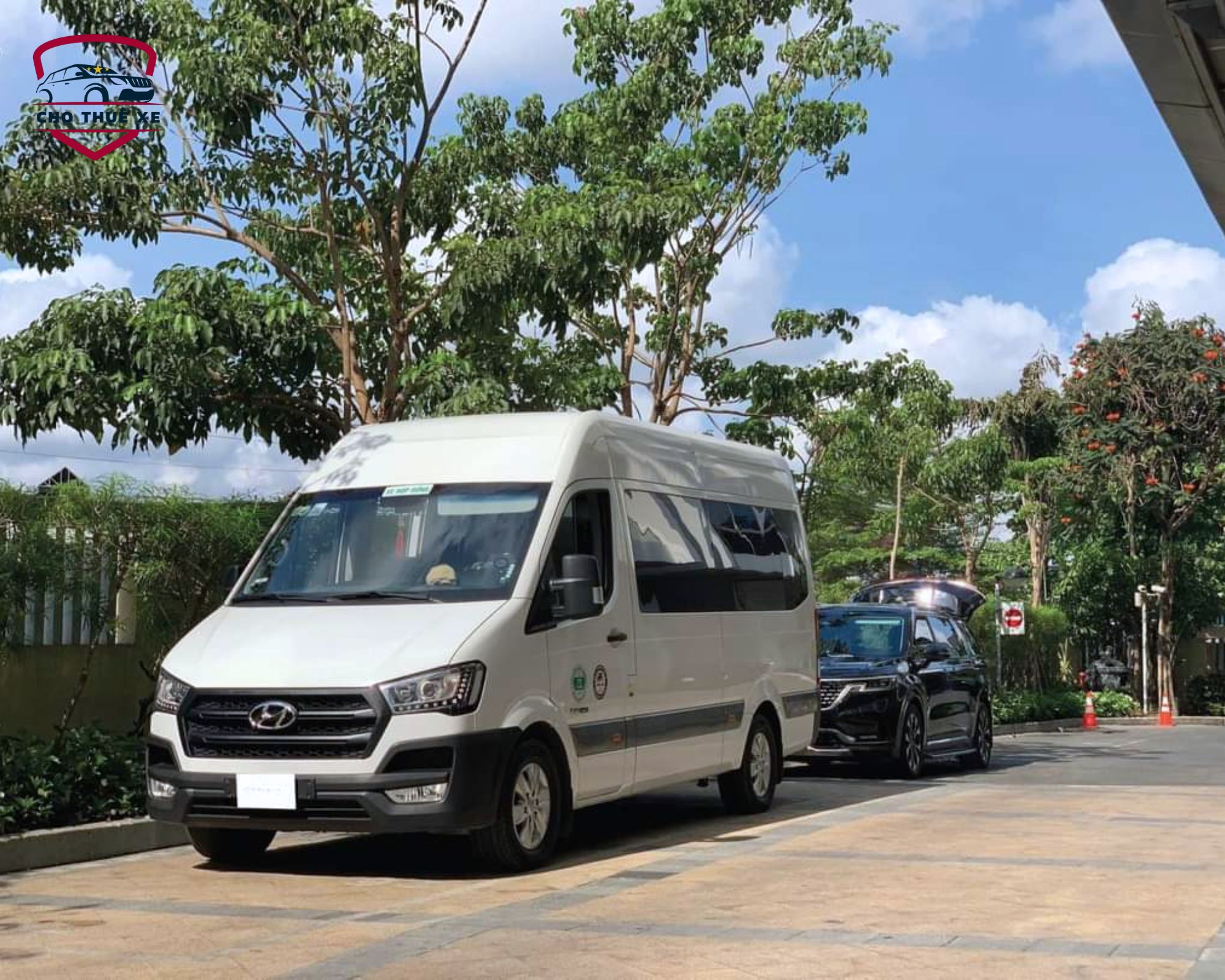 Hình ảnh xe 16 chỗ sạch sẽ, rộng rãi đi Đức Mẹ Núi Cúi