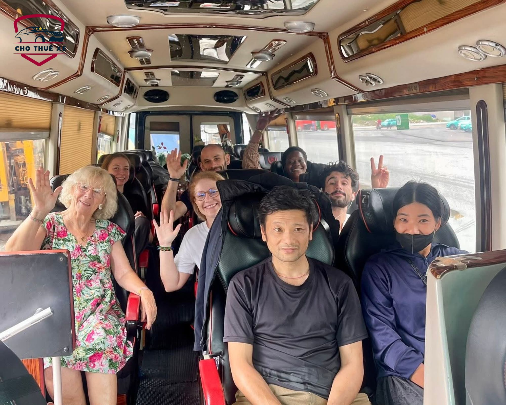 Khách du lịch quốc tế vui vẻ trên xe Limousine 19 chỗ DCar, trải nghiệm dịch vụ thuê xe đi Hà Giang cao cấp