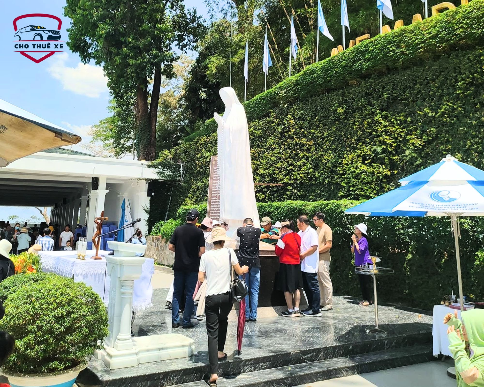 Khách hành hương tham quan linh đài trong lịch trình thuê xe đi Đức Mẹ Tà Pao 1 ngày