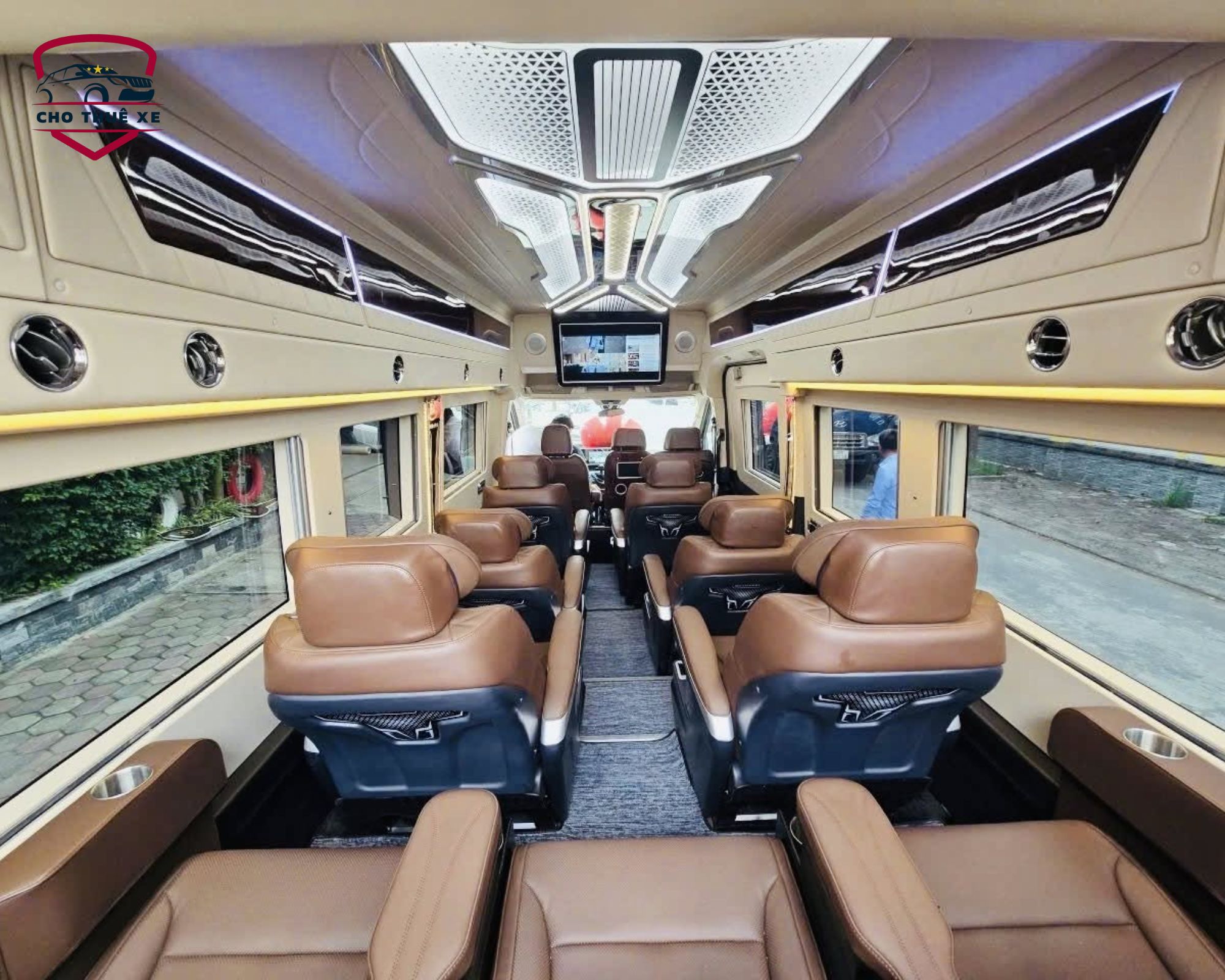 Nội thất Limousine 12 chỗ VIP với ghế da cao cấp và trần đèn sao, dịch vụ thuê xe đi Hà Giang cho đoàn đông