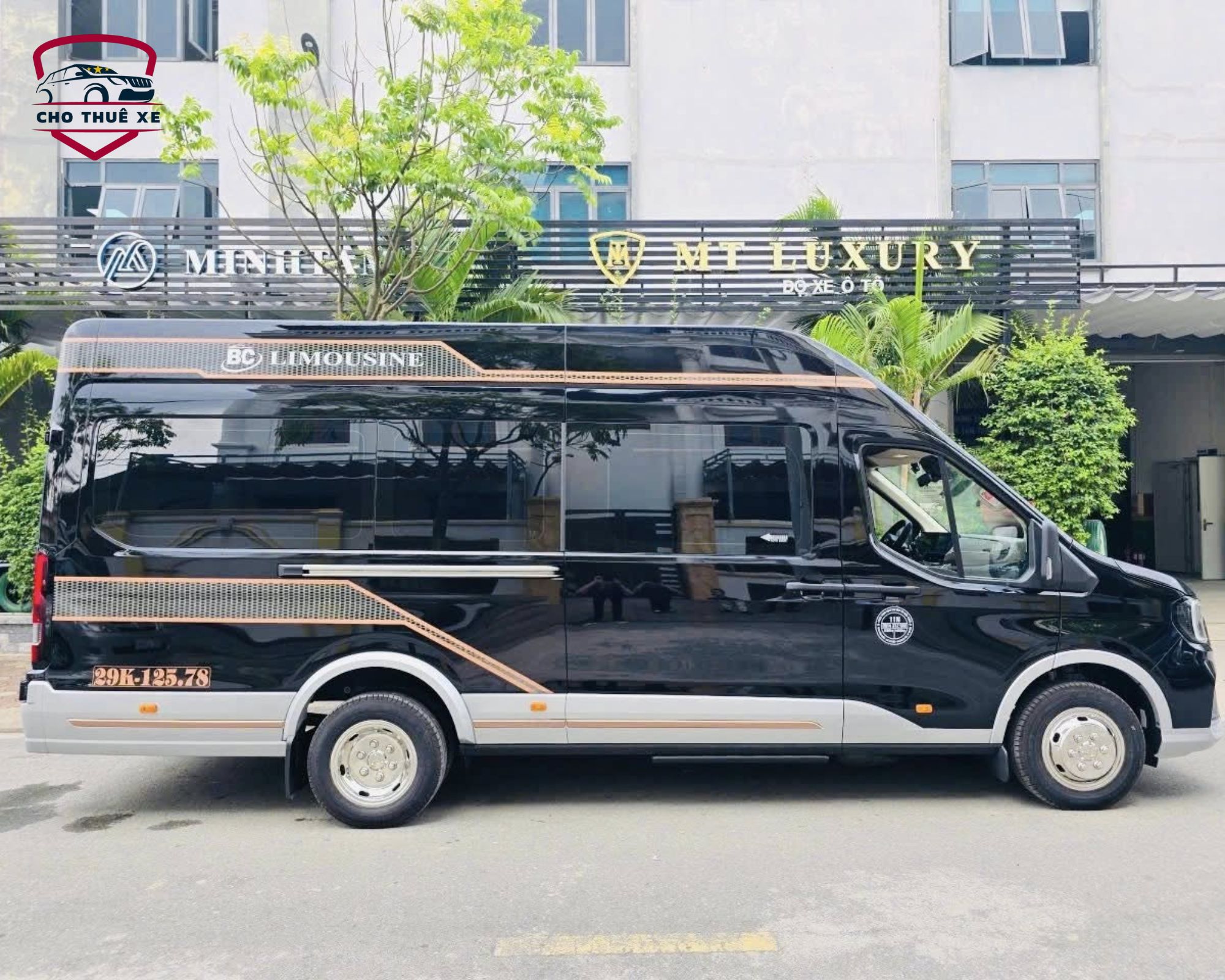 Thuê xe Limousine 12 chỗ màu đen sang trọng, phù hợp cho đoàn đông khi đi du lịch Hà Giang