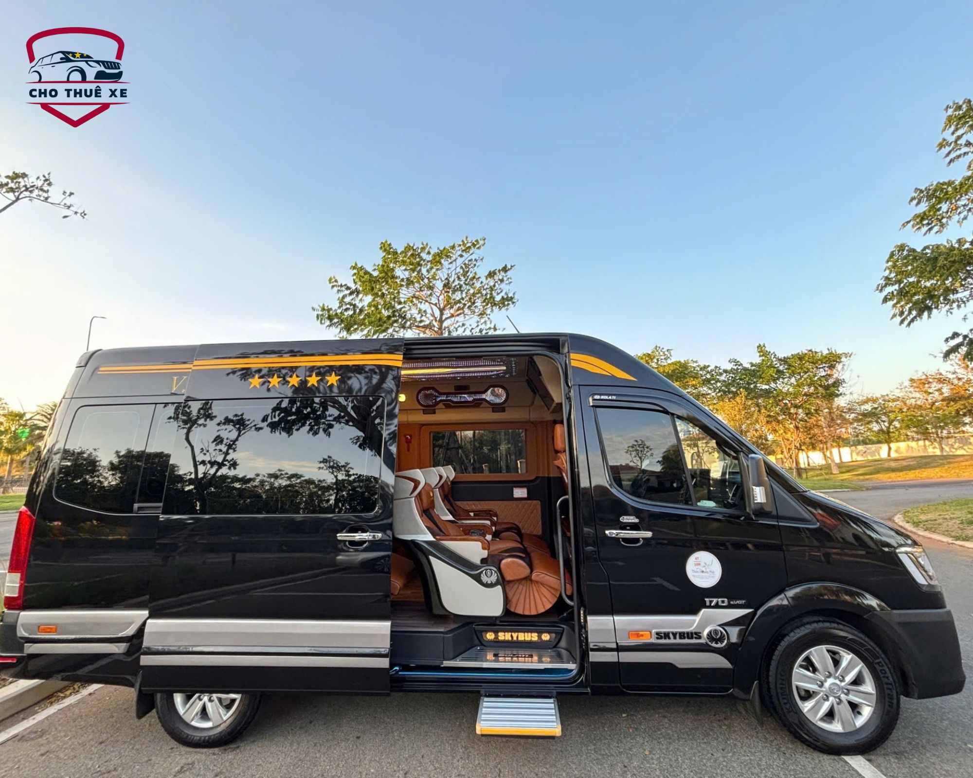 Thuê xe limousine đi Tây Ninh Skybus 12 chỗ, không gian lý tưởng cho mọi hành trình