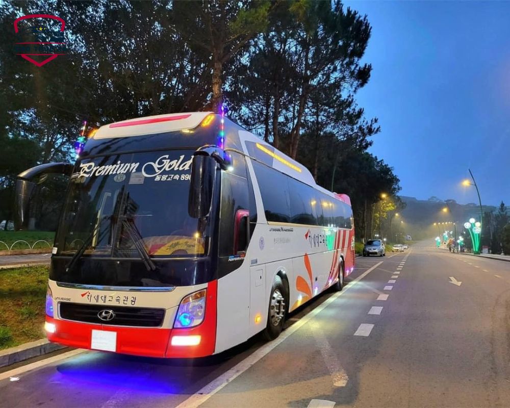 Xe du lịch 45 chỗ Premium Gold tiện nghi đi hành hương Núi Cúi