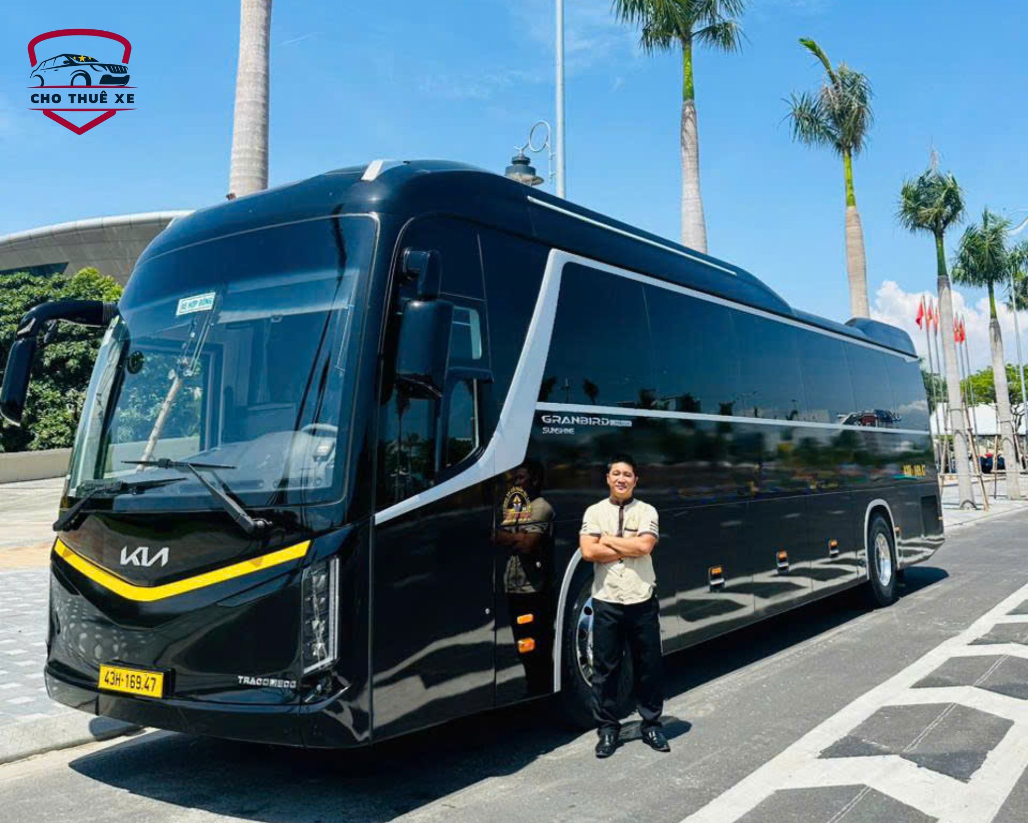 Xe khách 45 chỗ đời mới màu đen sang trọng cùng tài xế, lý tưởng cho dịch vụ thuê xe Đà Nẵng đi Huế cho đoàn du lịch lớn