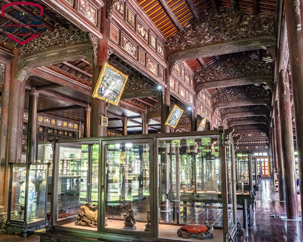 Bên trong bảo tàng Mỹ thuật Cung đình Huế