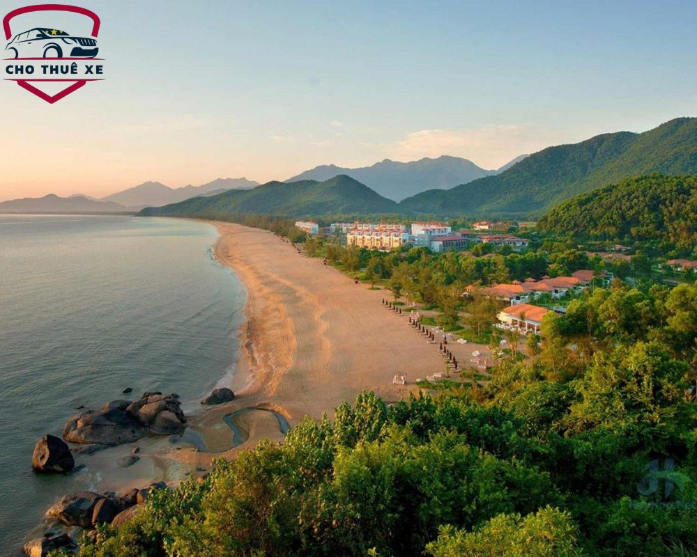 Biển Lăng Cô hóa nàng thơ trong mắt những lữ khách phương xa