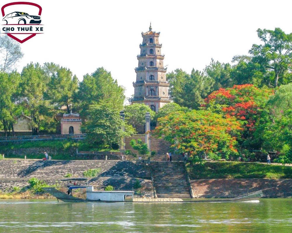 Chùa Thiên Mụ nép mình bên dòng nước hiền hòa