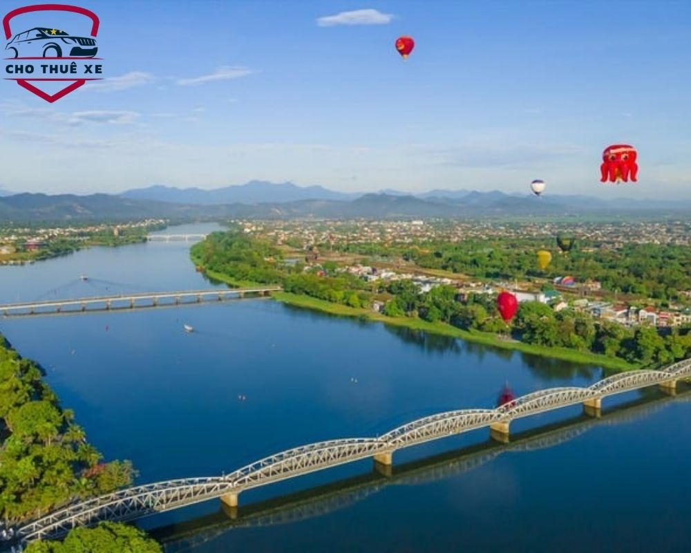 Cầu Trường Tiền bắt ngang dòng sông Hương dịu dàng