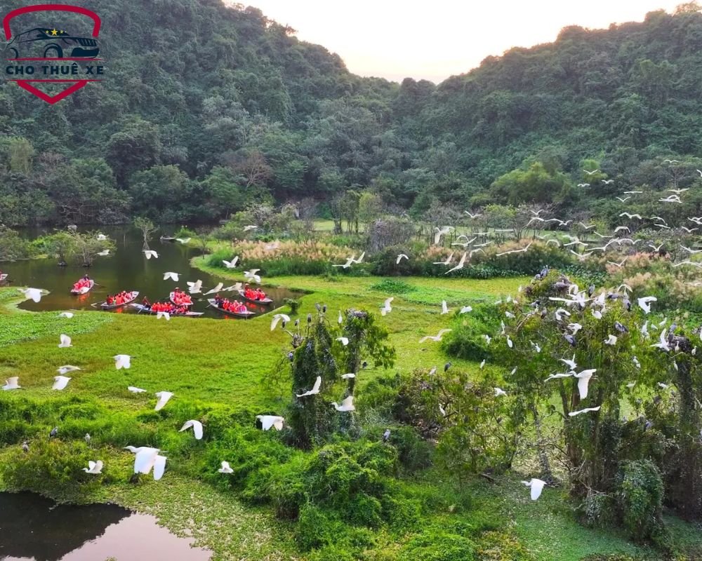 Du khách sẽ được khám phá thiên nhiên tại khu du lịch Thung Nham qua những chuyến đò nhỏ