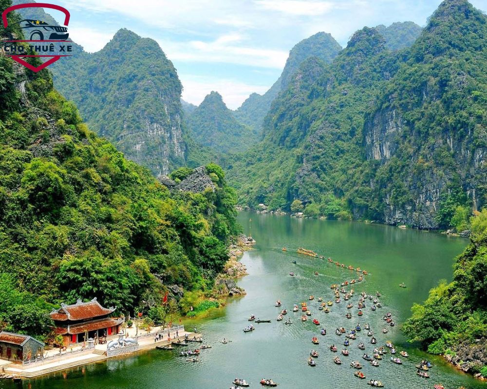 Khu du lịch sinh thái Tràng An nổi bật với khung cảnh xanh biếc 