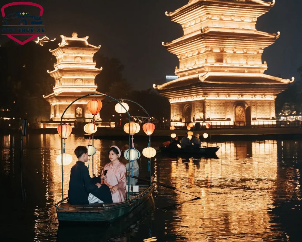 Khách du lịch sống ảo trước những ngọn tháp lung linh ánh vàng tại Phố cổ Hoa Lư