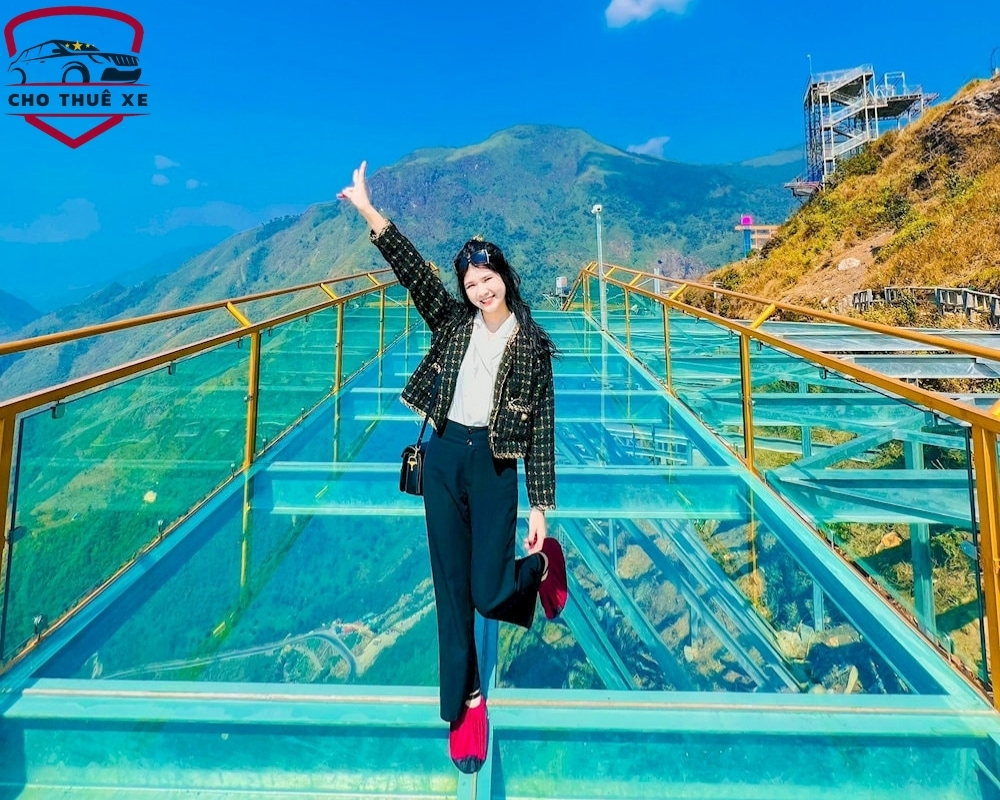 Check - in tại cầu kính Rồng Mây Sa Pa