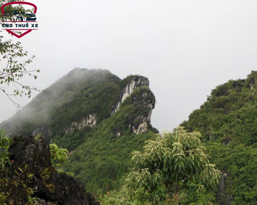 Núi Hàm Rồng nổi bật với hình dáng độc lạ