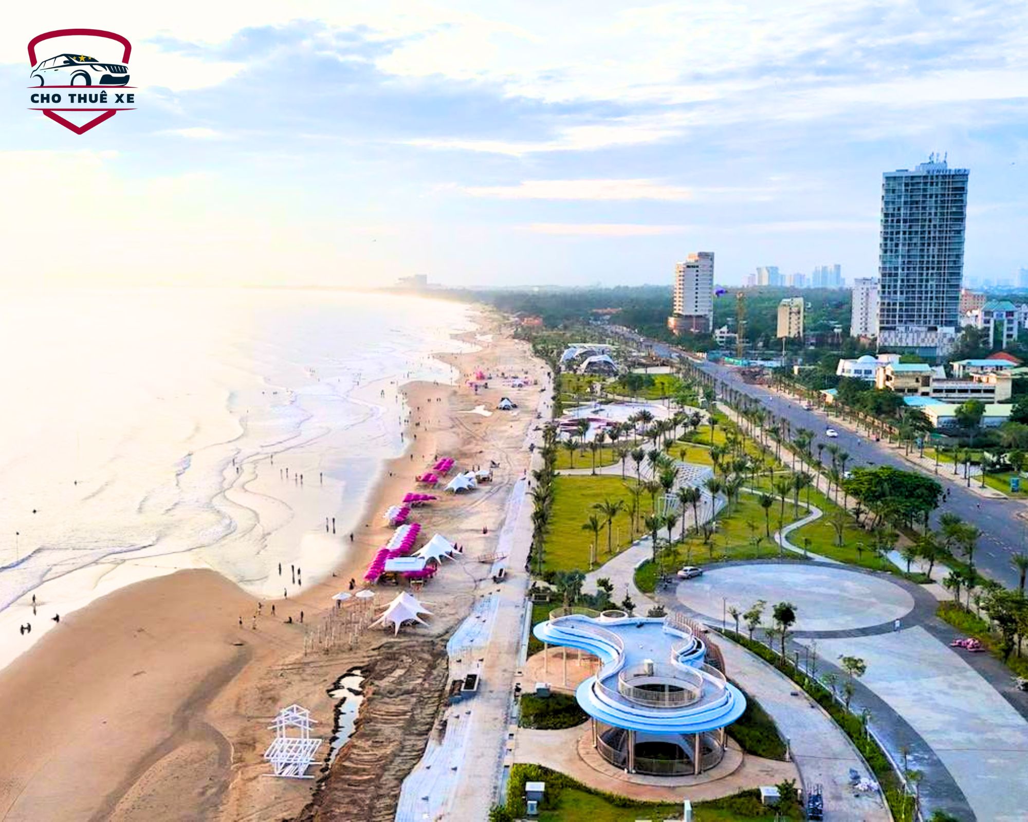 Bãi biển Vũng Tàu (Bãi Sau) xanh mát, bờ cát trải dài. Đây chính là nơi lý tưởng để nghỉ ngơi và tắm biển, nạp lại năng lượng