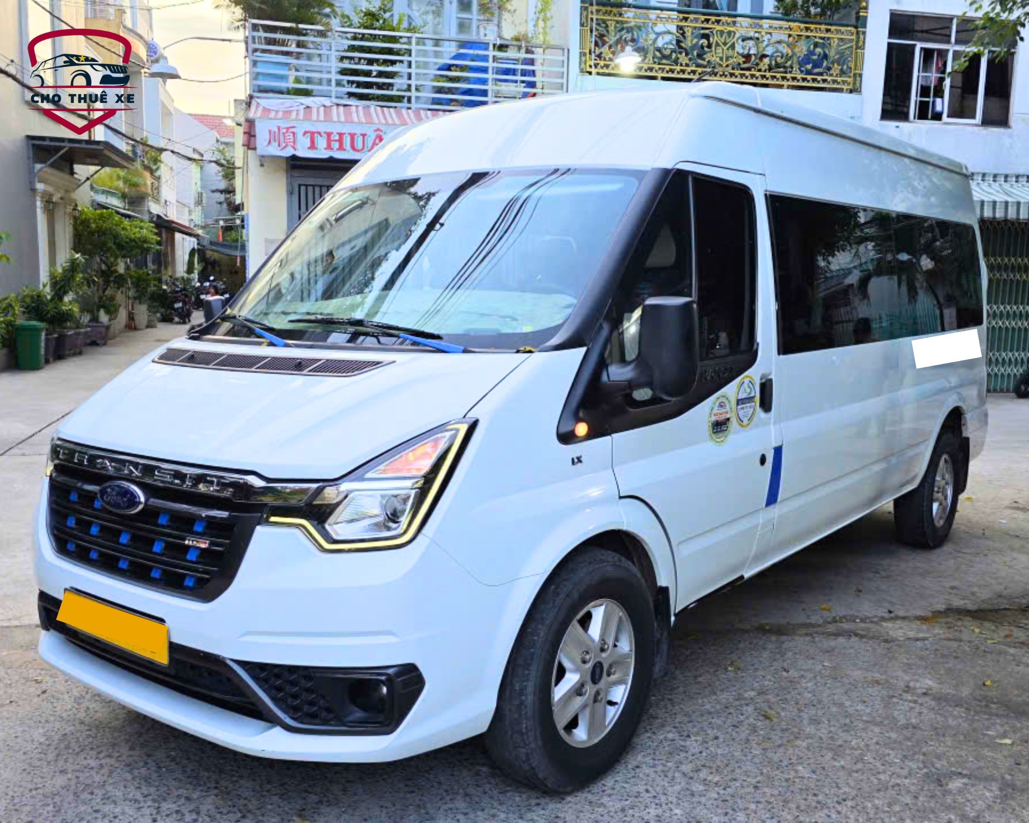 Ford Transit limousine 9 chỗ trắng đẹp mắt phục vụ thuê xe đoàn đông