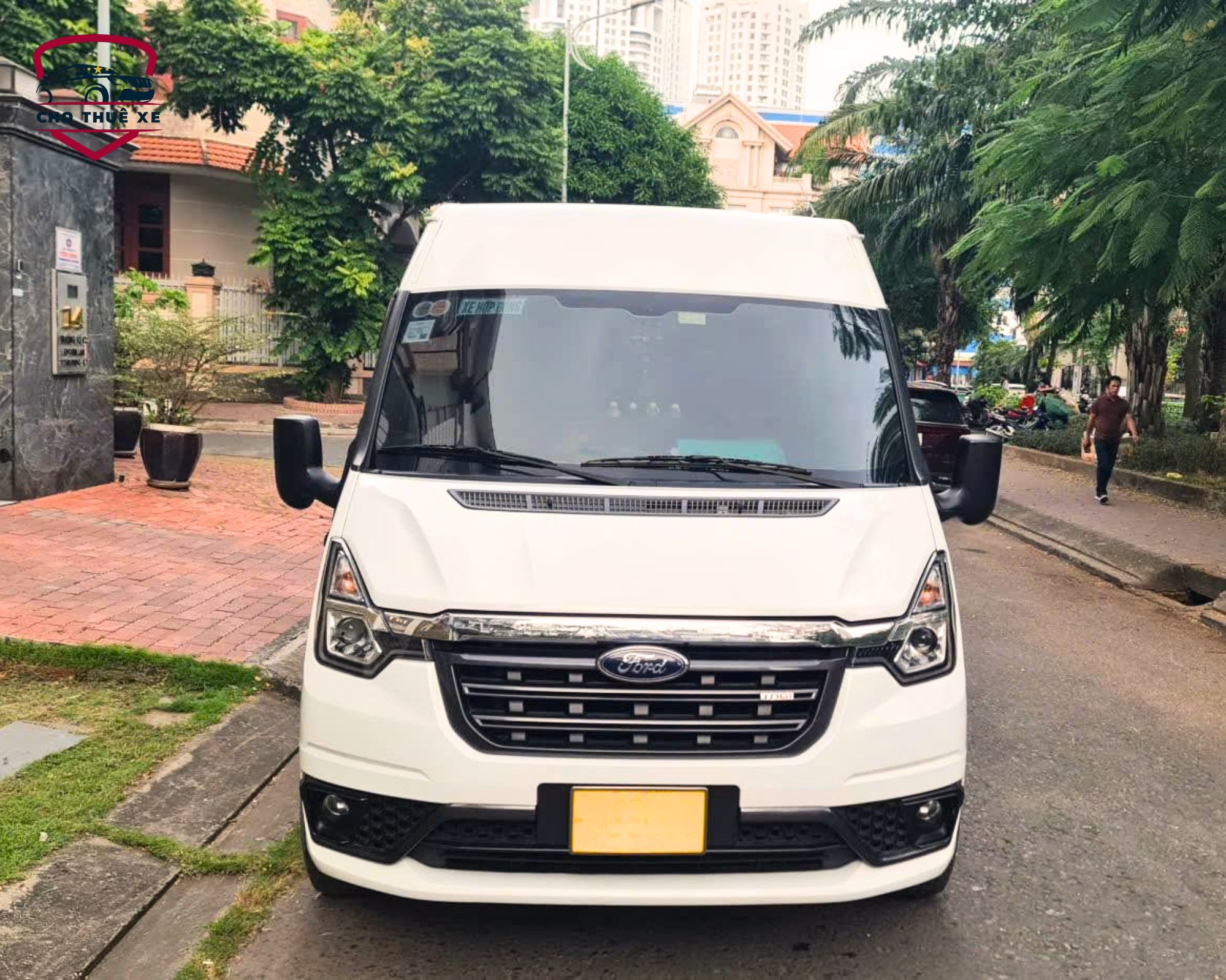 Ford Transit trắng, xe 16 chỗ chuyên nghiệp, đảm bảo sự thoải mái tối đa khi thuê xe đi Xuyên Mộc