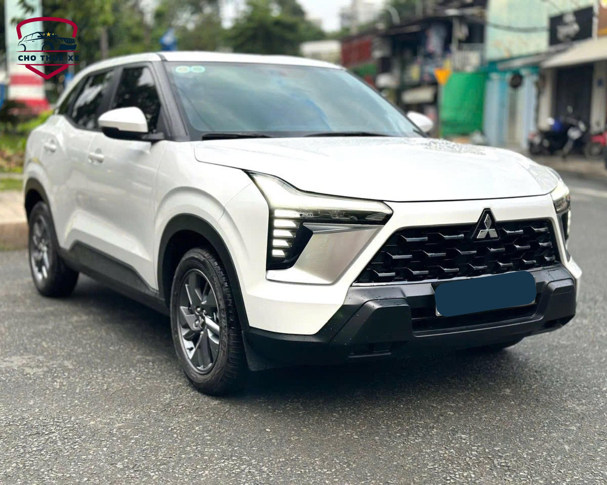 Hình ảnh xe 7 chỗ SUV trắng, thích hợp thuê xe có tài đi Đồng Tháp, xe gầm cao khỏe khoắn đi đường xa