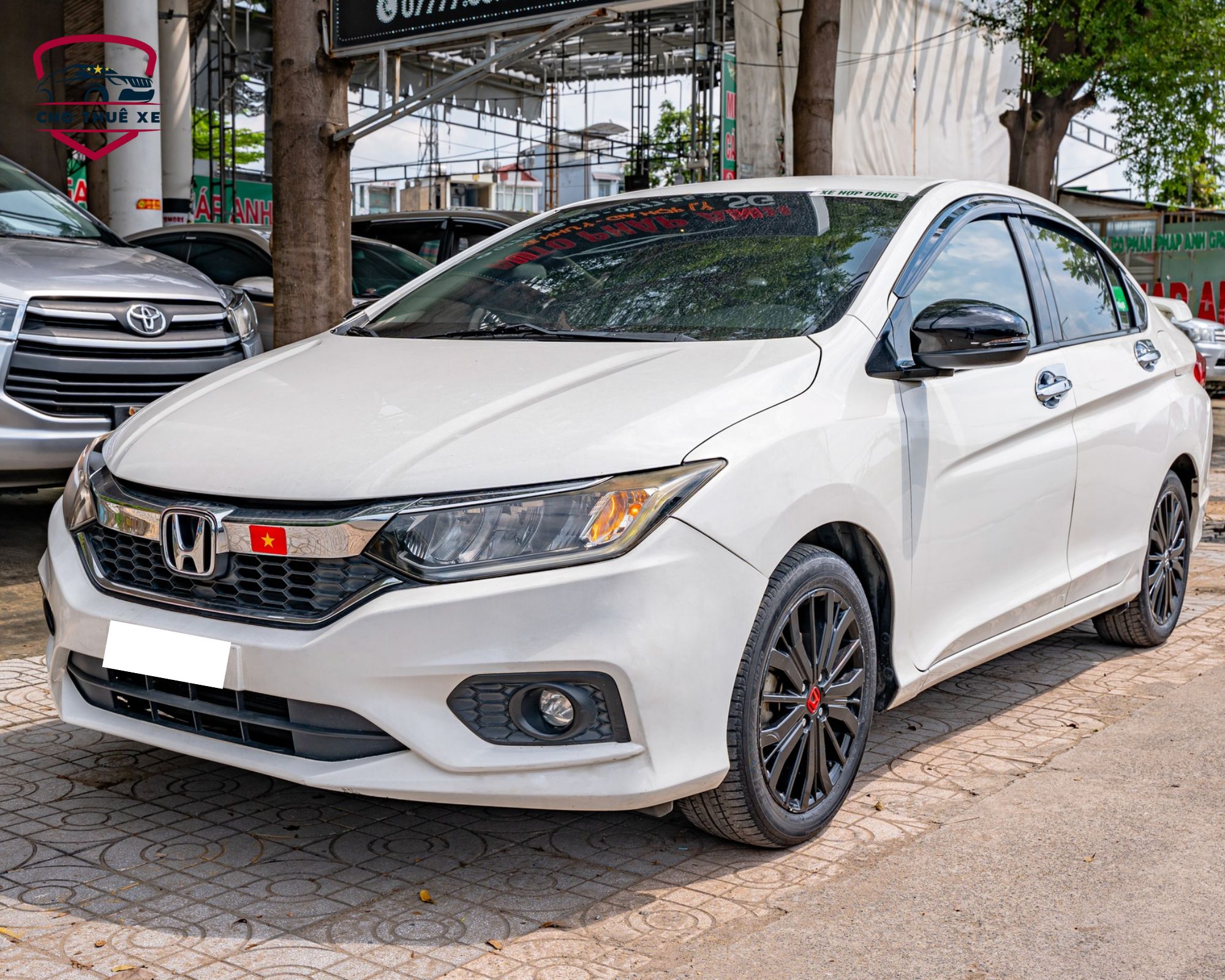 Honda City trắng, xe 4 chỗ, tiện nghi hiện đại, là lựa chọn tuyệt vời khi thuê xe đi Xuyên Mộc