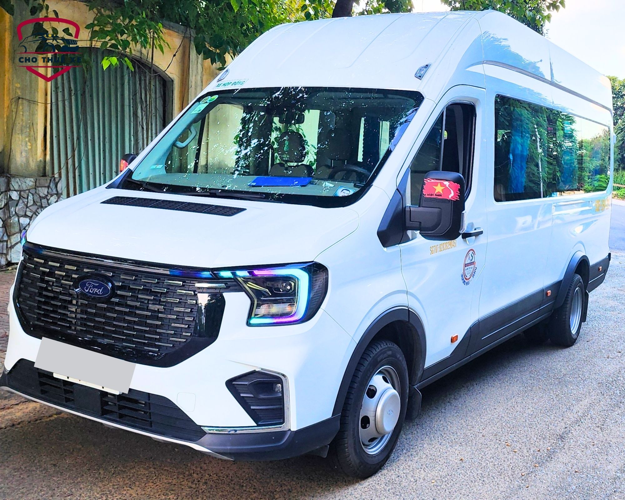 Mẫu xe 16 chỗ có khoang cabin rộng rãi và trần cao, giúp hành trình thuê xe đi Cam Ranh trở nên thoải mái và thư giãn hơn