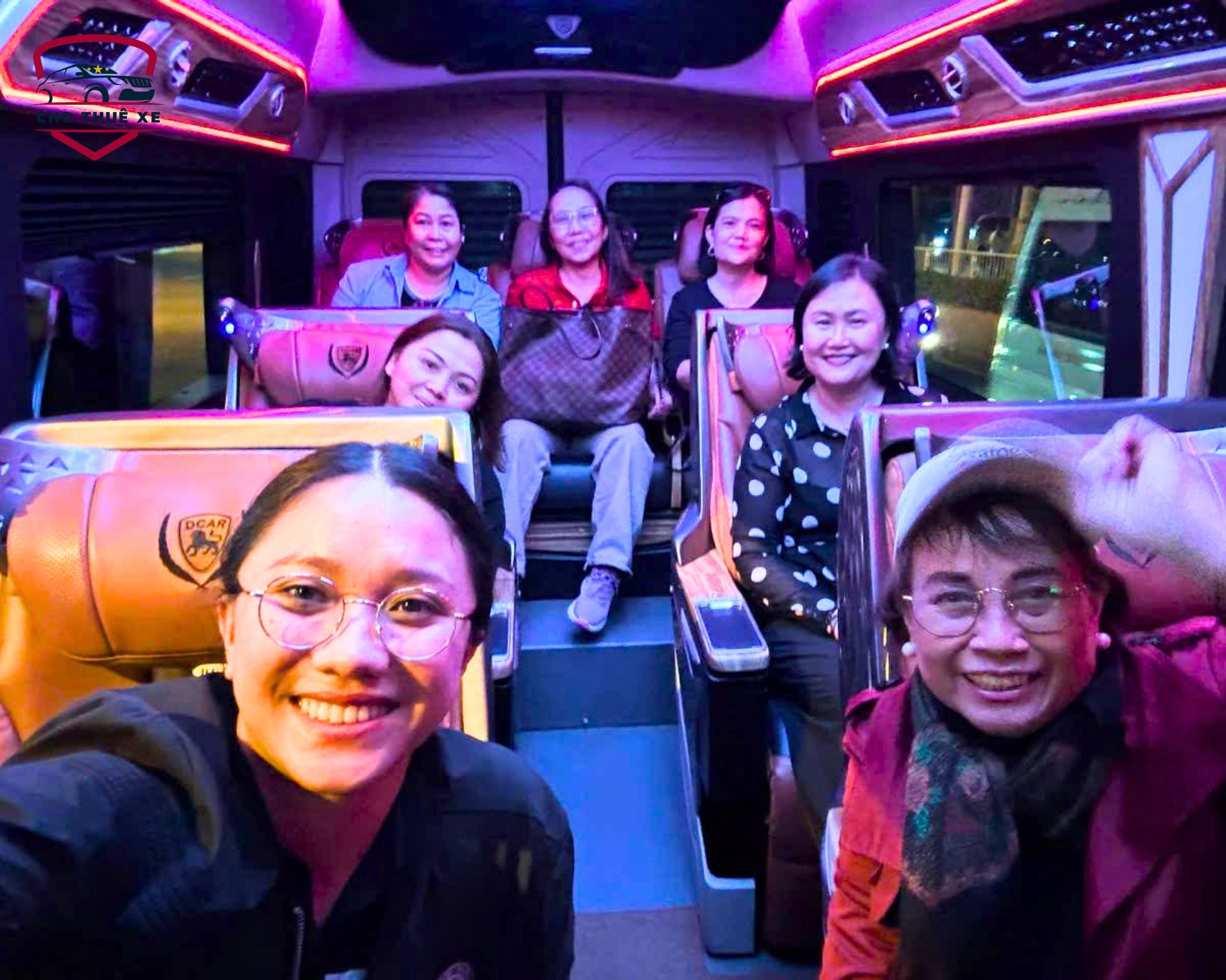 Nội thất sang trọng của xe Limousine 9 chỗ, với sáu nữ khách hàng đang vui vẻ ngồi trên ghế da cao cấp