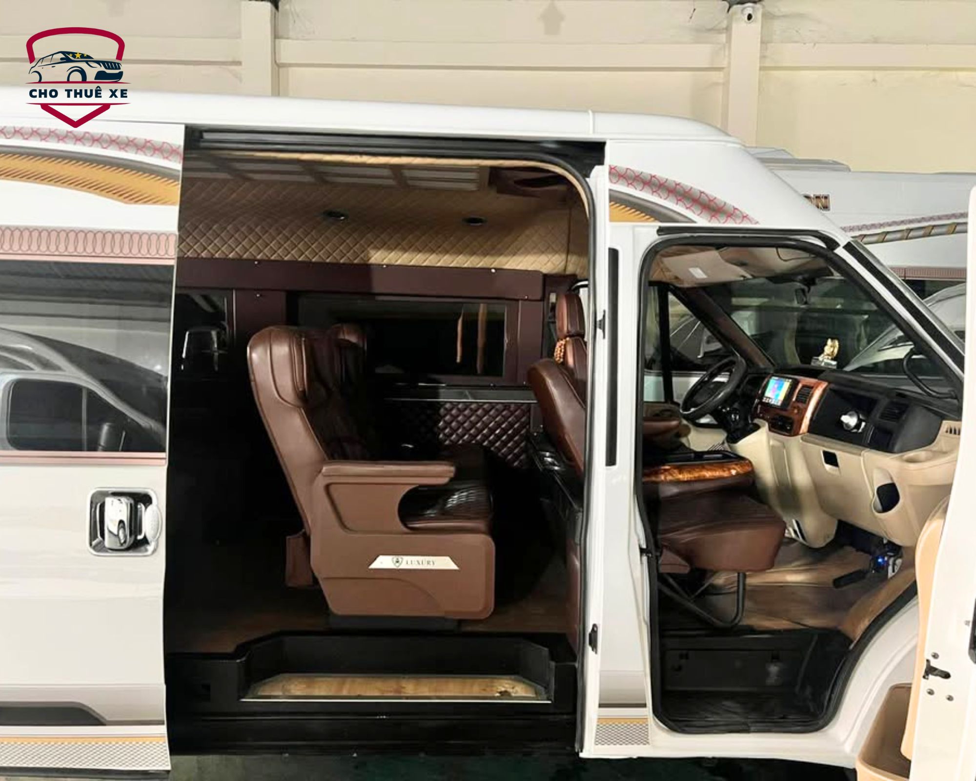 Nội thất xe limousine 9 chỗ sang trọng phục vụ thuê xe đi Cà Mau tiện nghi