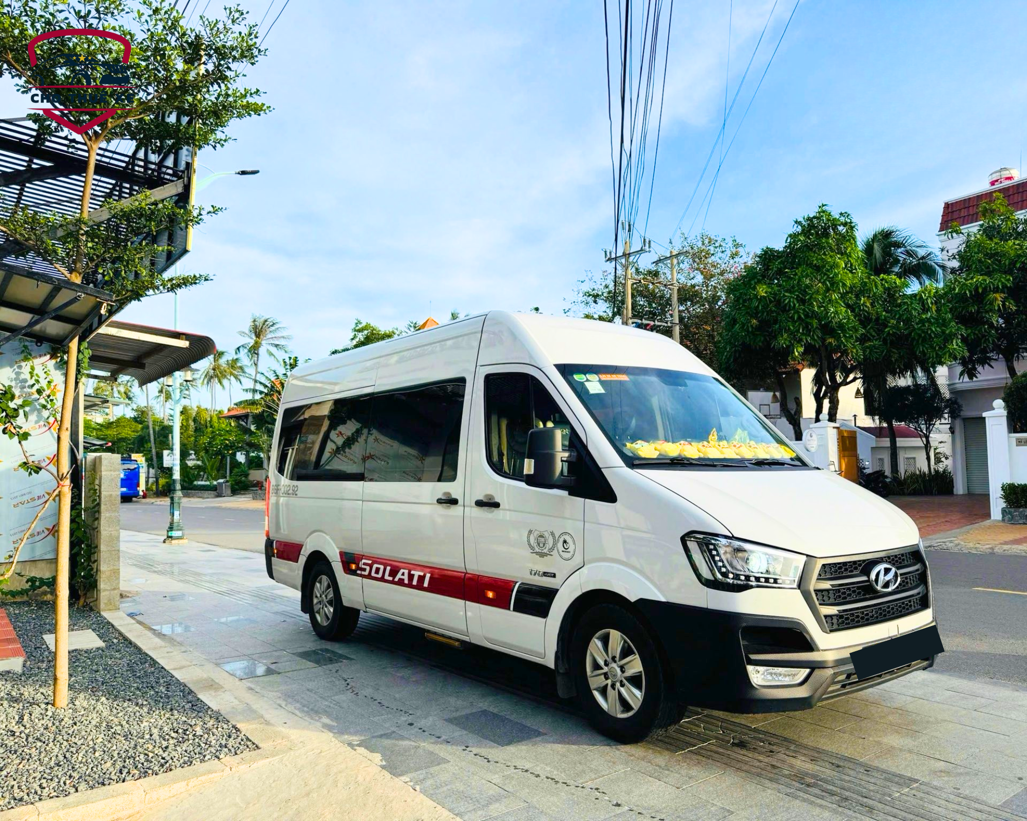 Thuê xe 16 chỗ Hyundai Solati trắng an toàn thoải mái hành trình dài