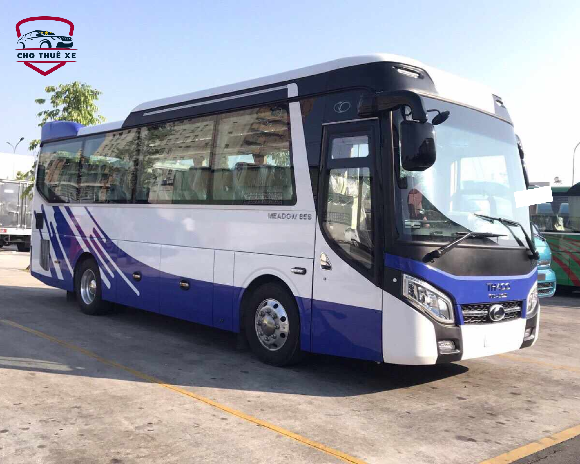 Thuê xe 29 chỗ Thaco Meadow trắng xanh an toàn thoải mái đoàn đông