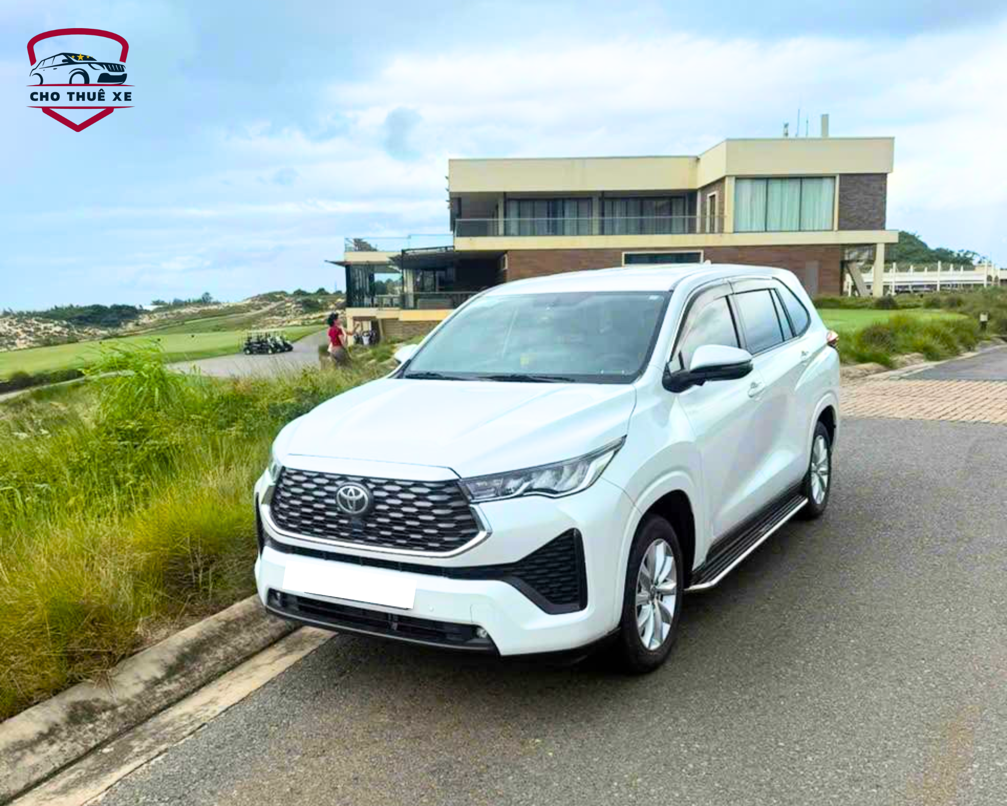 Thuê xe Bình Dương đi Mũi Né khám phá biển bằng Innova Cross 7 chỗ trắng tinh khôi