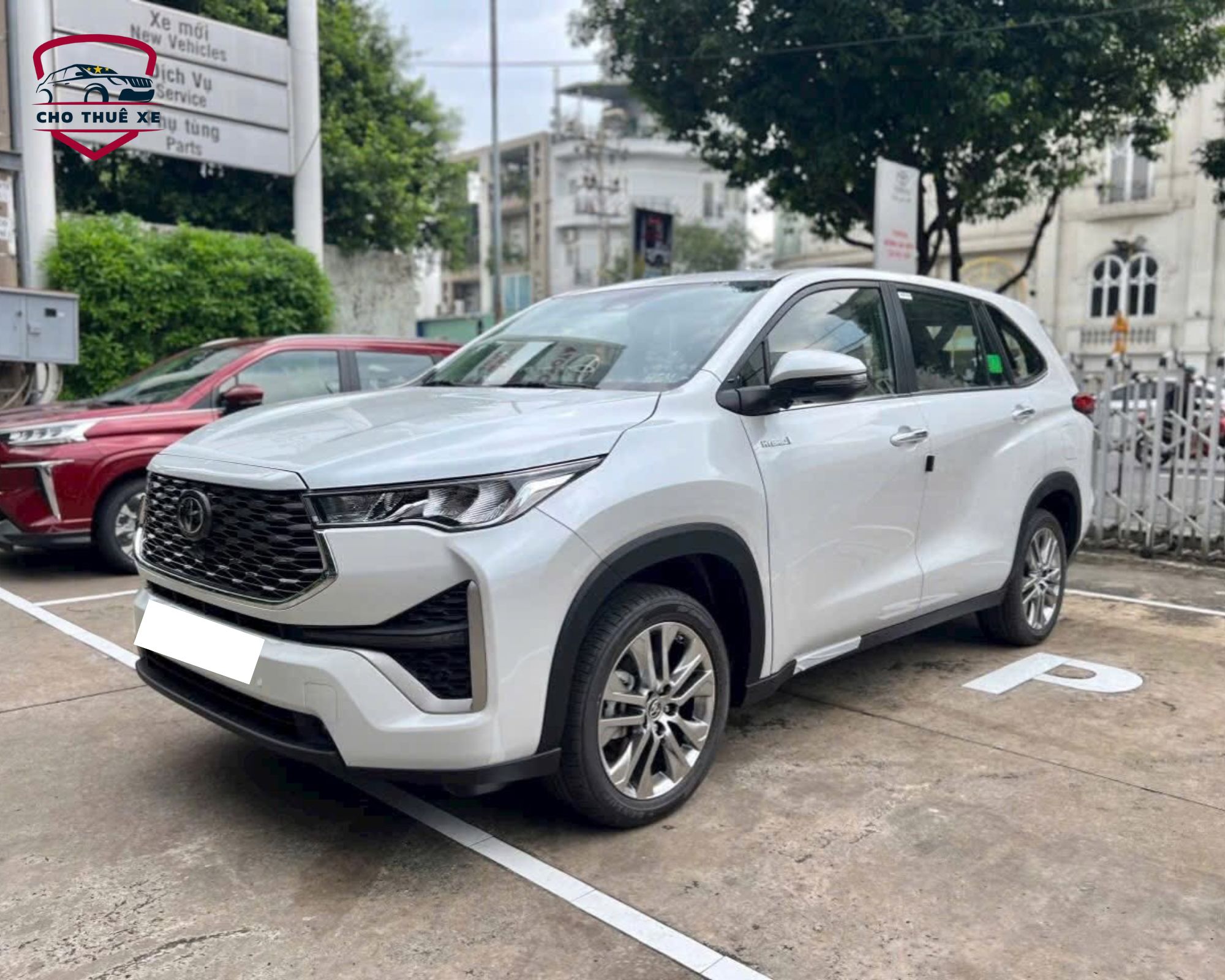 Toyota Innova đời mới (Zenix) màu trắng 7 chỗ, lý tưởng cho gia đình thuê xe đi Xuyên Mộc với nội thất rộng rãi