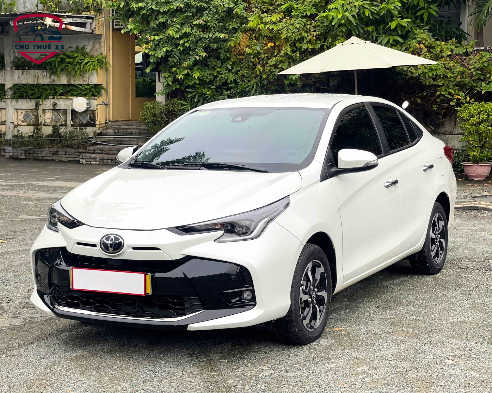 Toyota Vios màu trắng đời mới, xe 4 chỗ lý tưởng cho dịch vụ thuê xe đi Xuyên Mộc tiện lợi và tiết kiệm