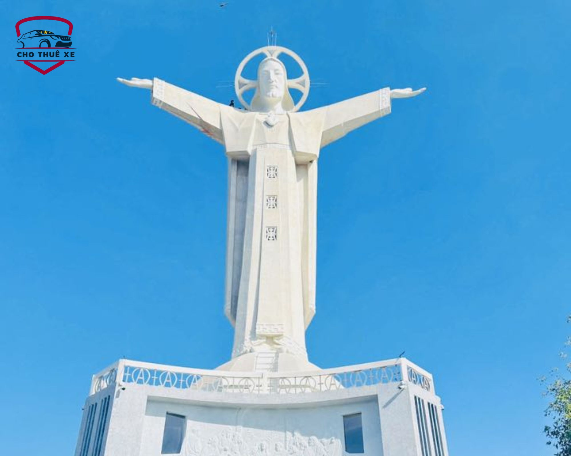 Tượng Chúa Kitô Vua hùng vĩ trên đỉnh Núi Nhỏ. Đây là biểu tượng không thể bỏ qua khi du lịch Vũng Tàu