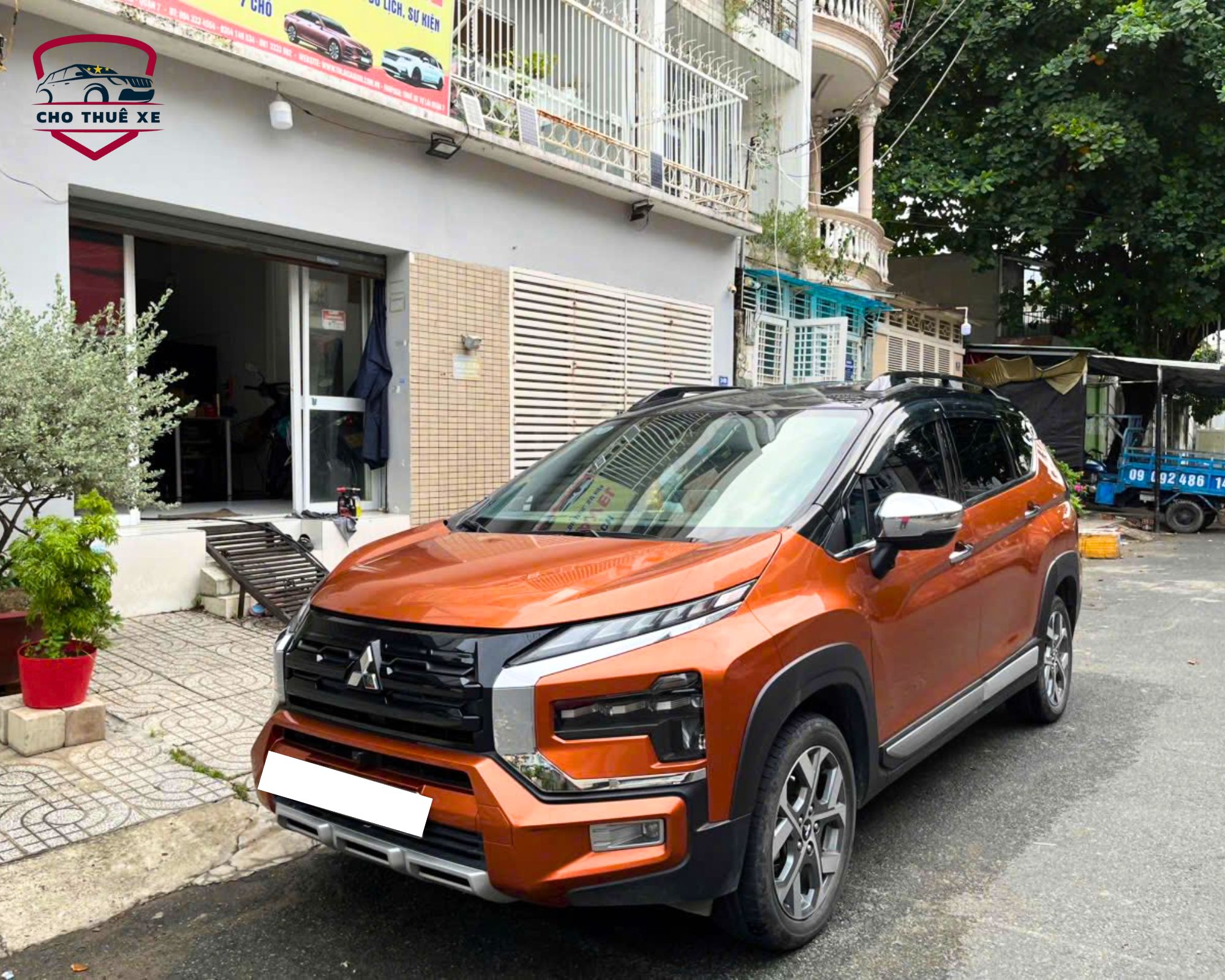 Xe 7 chỗ Mitsubishi Xpander Cross cam nổi bật phục vụ thuê xe Sài Gòn đi Phước Hải