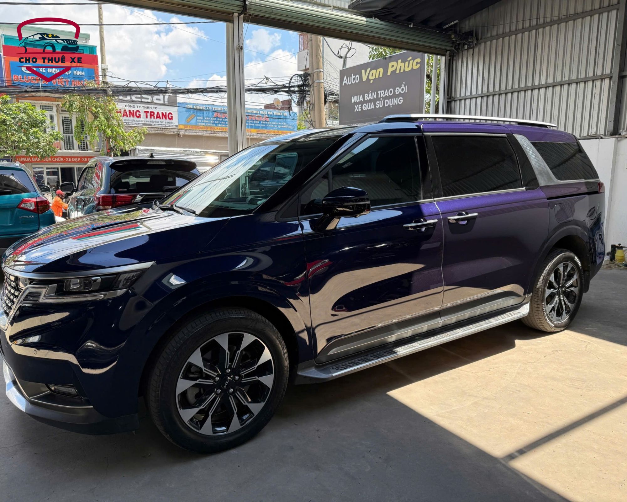 Xe Kia Carnival màu xanh đen sang trọng, lý tưởng để thuê xe đi Xuyên Mộc cho nhóm khách cao cấp 7-8 người