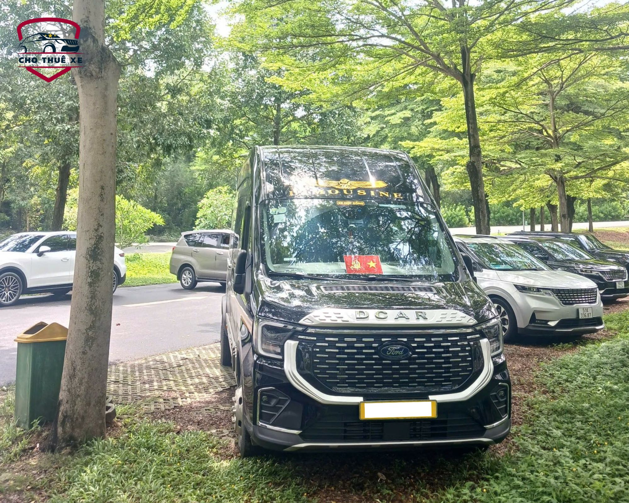 Xe Limousine 9-12 chỗ sang trọng màu đen, đỗ dưới hàng cây, đại diện cho dịch vụ thuê xe Bình Dương đi Kiên Giang với nội thất VIP