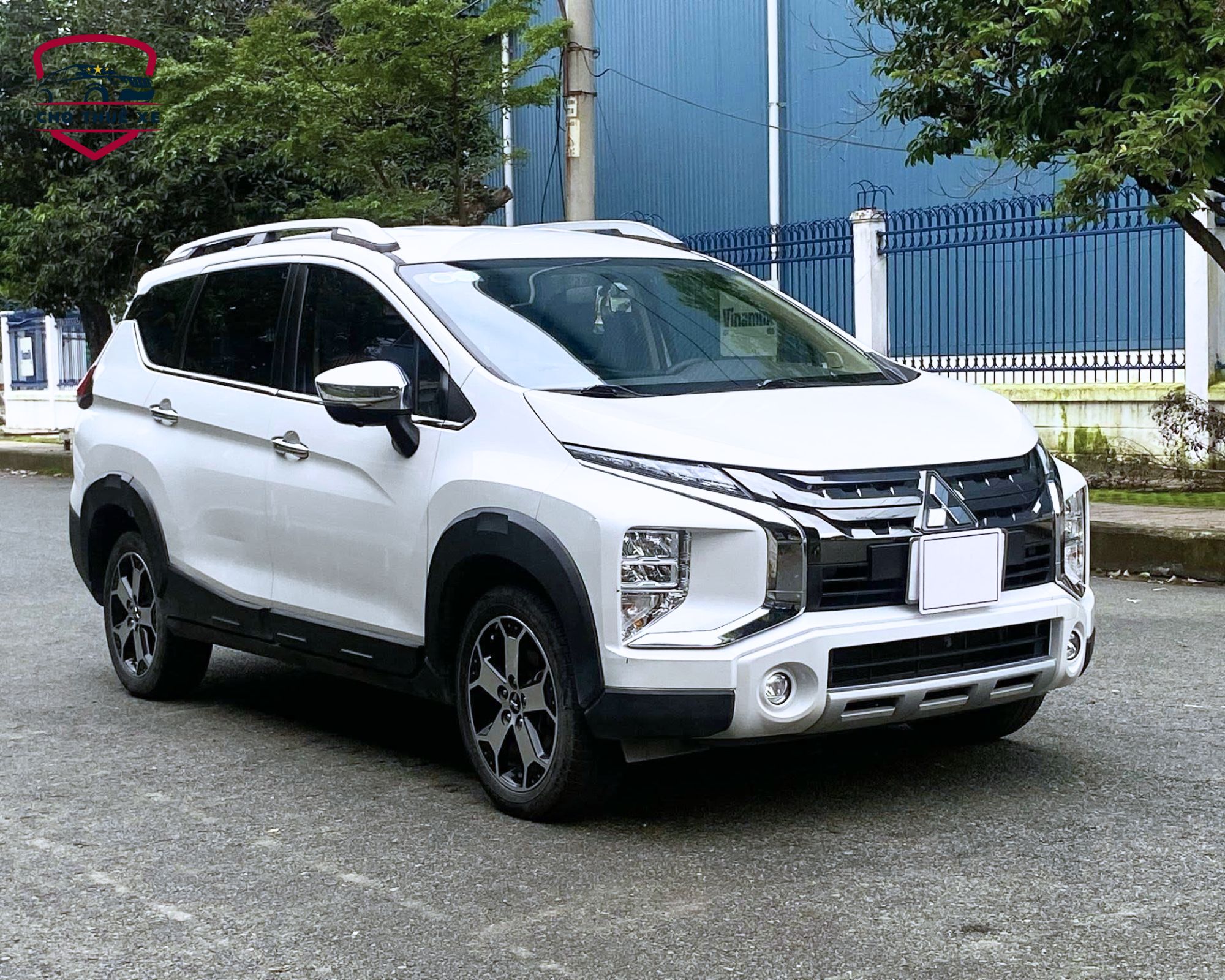 Xe Mitsubishi Xpander Cross màu trắng 7 chỗ, lý tưởng cho gia đình thuê xe đi Xuyên Mộc với khoang hành lý rộng
