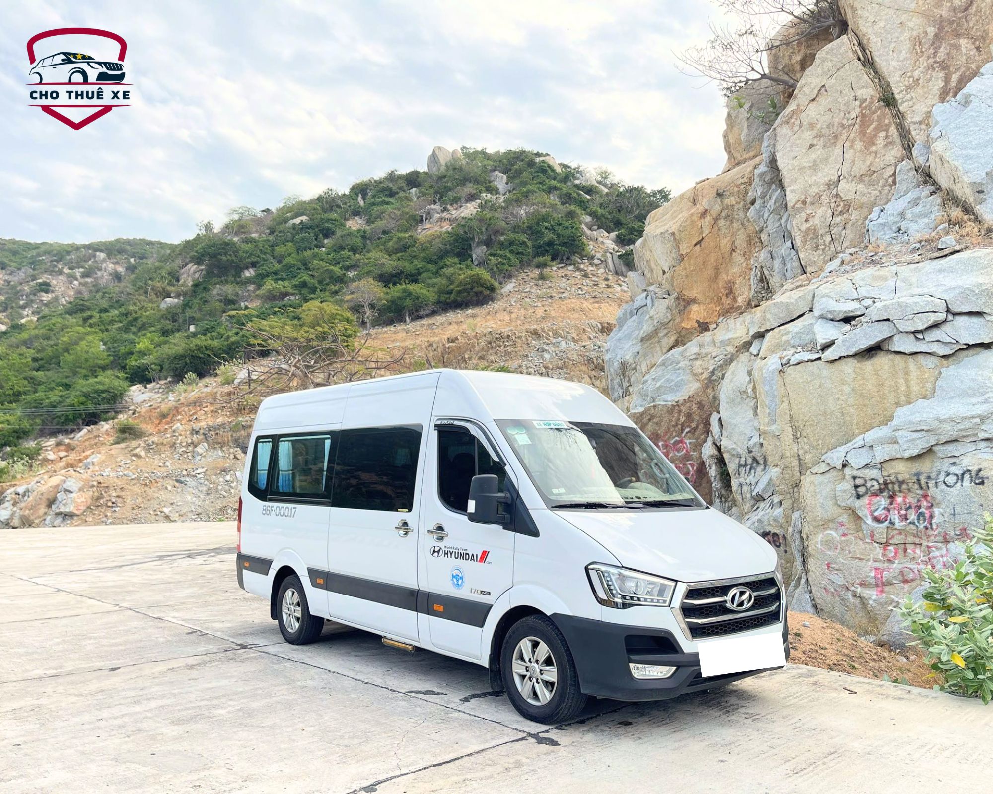 Xe du lịch 16 chỗ Solati)thích hợp cho nhóm công tác lớn hoặc đoàn du lịch khi thuê xe Sài Gòn đi Ngãi Giao