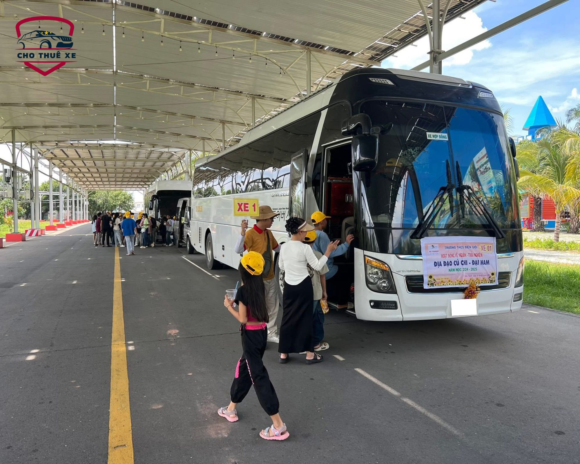 Xe du lịch 45 chỗ đời mới, tiện nghi, phù hợp cho đoàn lớn khi thuê xe Sài Gòn đi Ngãi Giao phục vụ sự kiện hoặc chuyến đi dài ngày