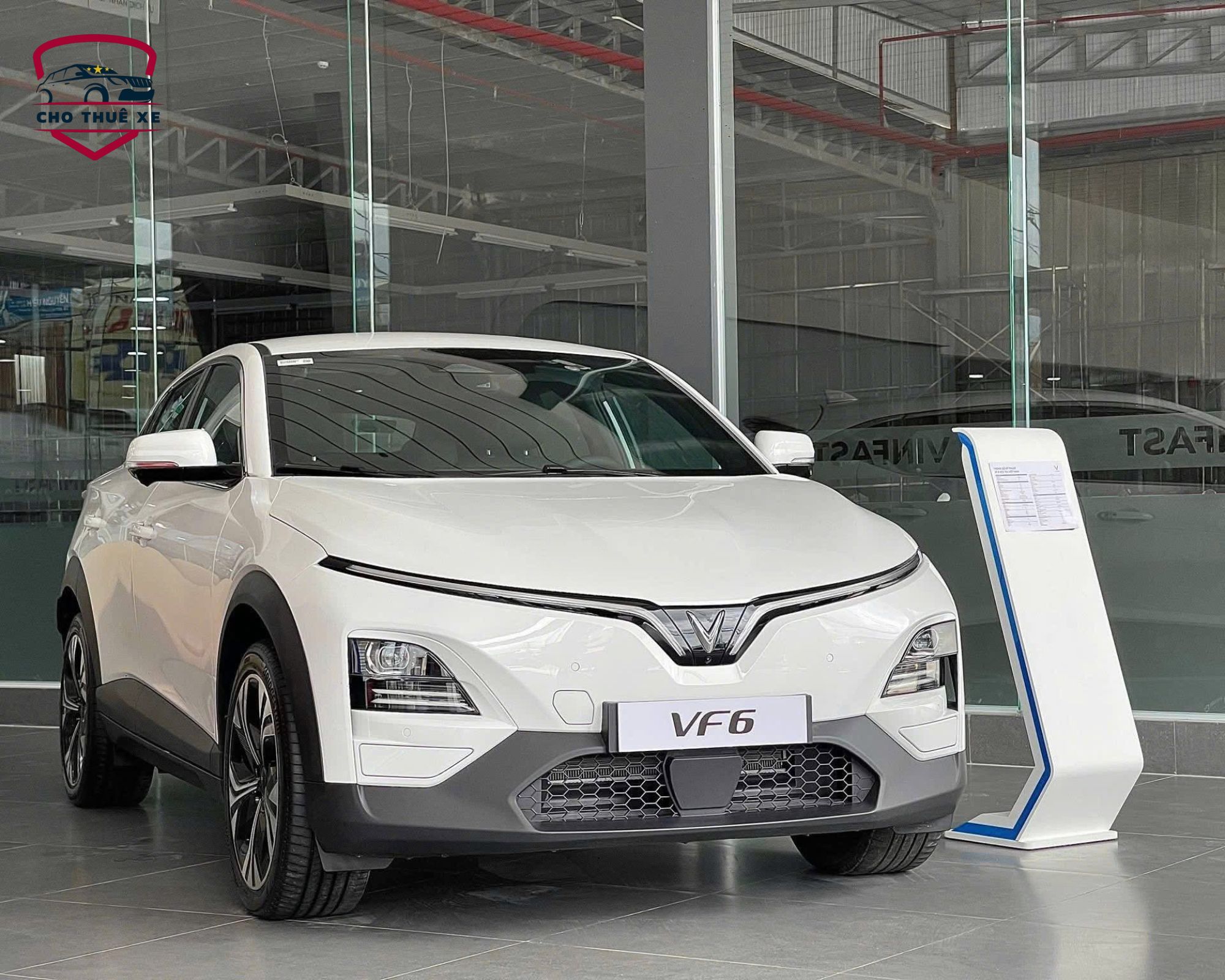 Đẳng cấp thiết kế châu Âu hiện diện trên mẫu xe VinFast 4 chỗ VF6 trắng thanh lịch tại showroom