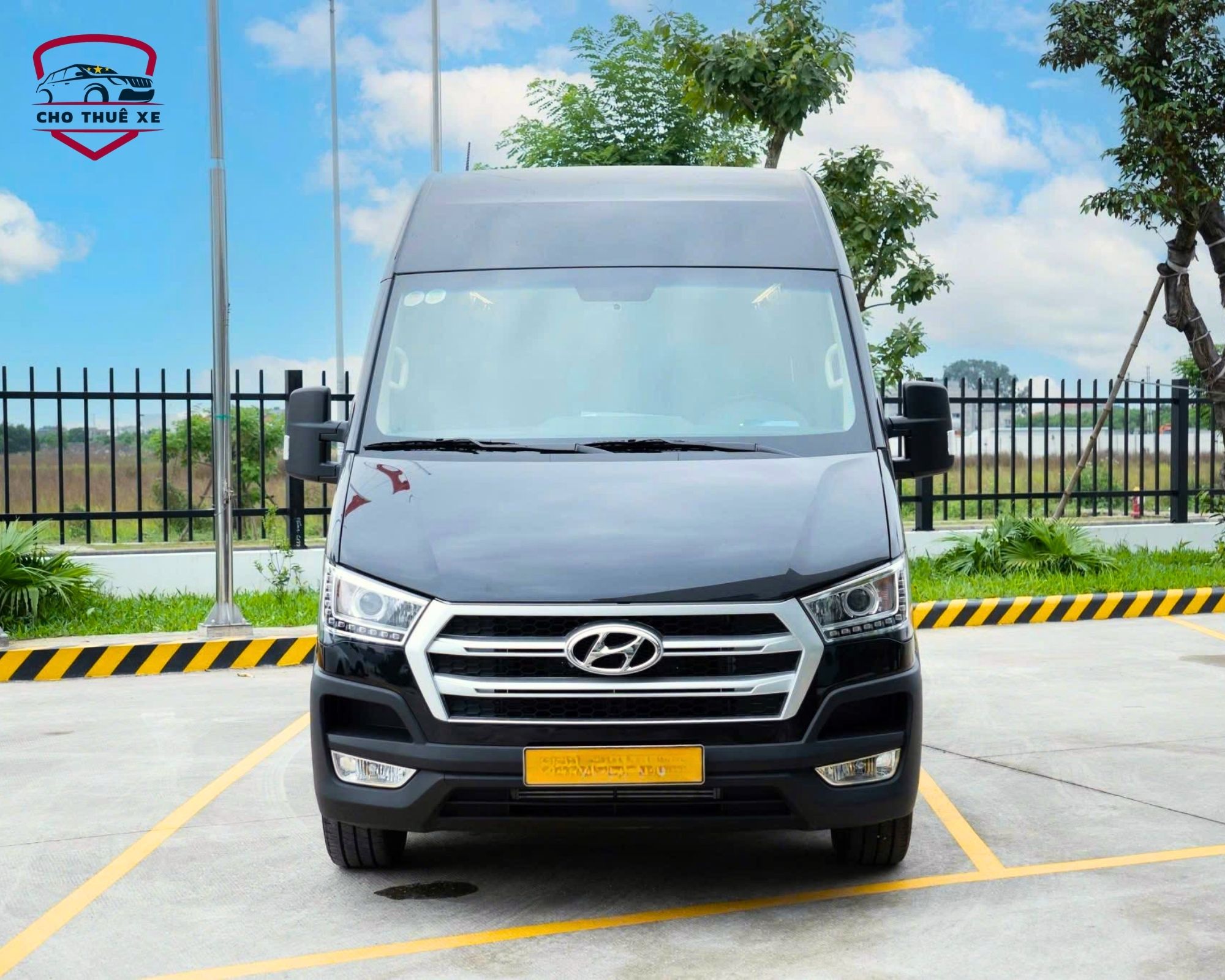 Dịch vụ thuê xe limousine Sài Gòn đi Châu Đốc chuyên nghiệp bằng dòng xe 12 chỗ cao cấp, phù hợp cho đoàn khách từ 9-11 người