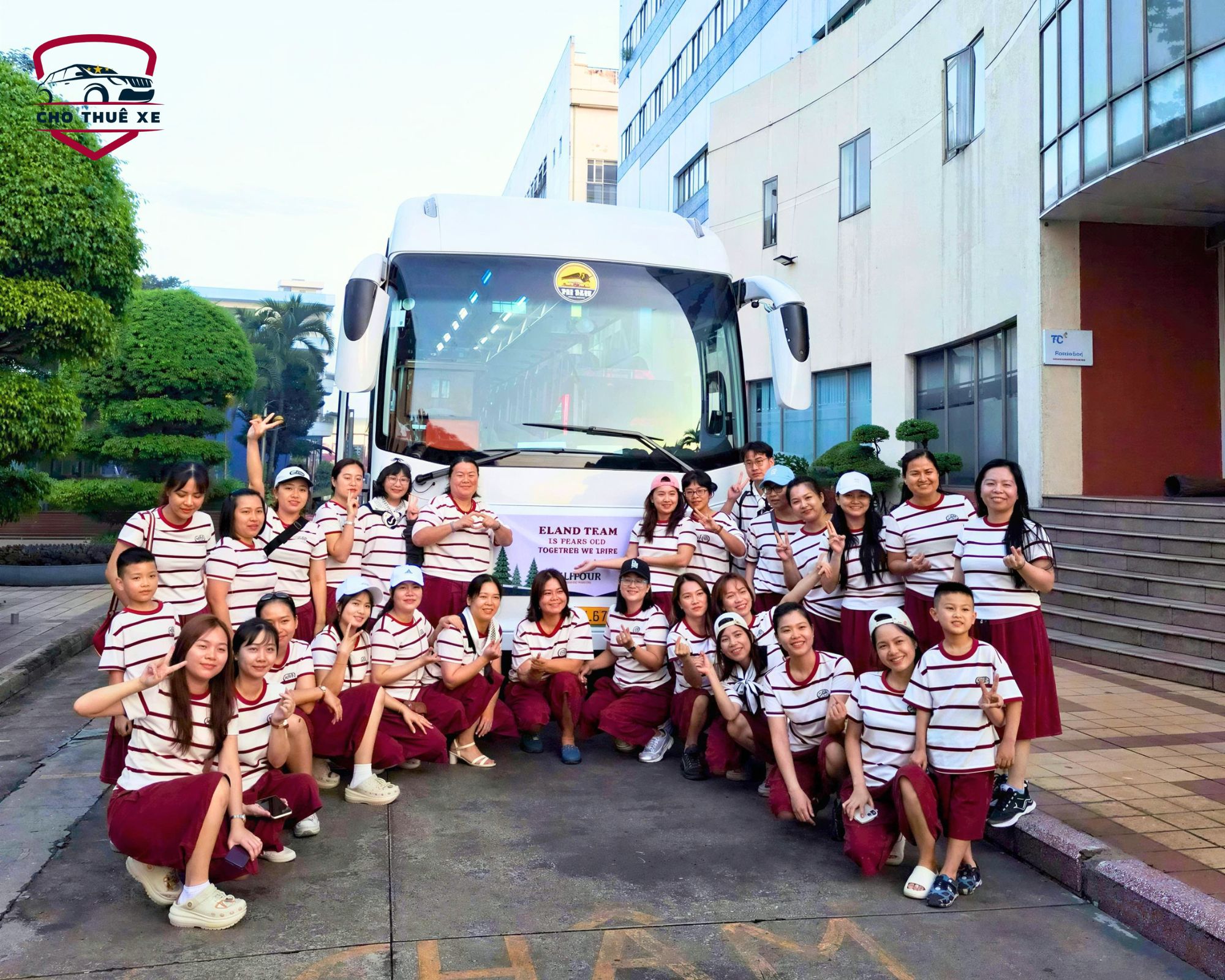 Đoàn teambuilding chụp hình lưu niệm trước xe 29 chỗ trước giờ khởi hành