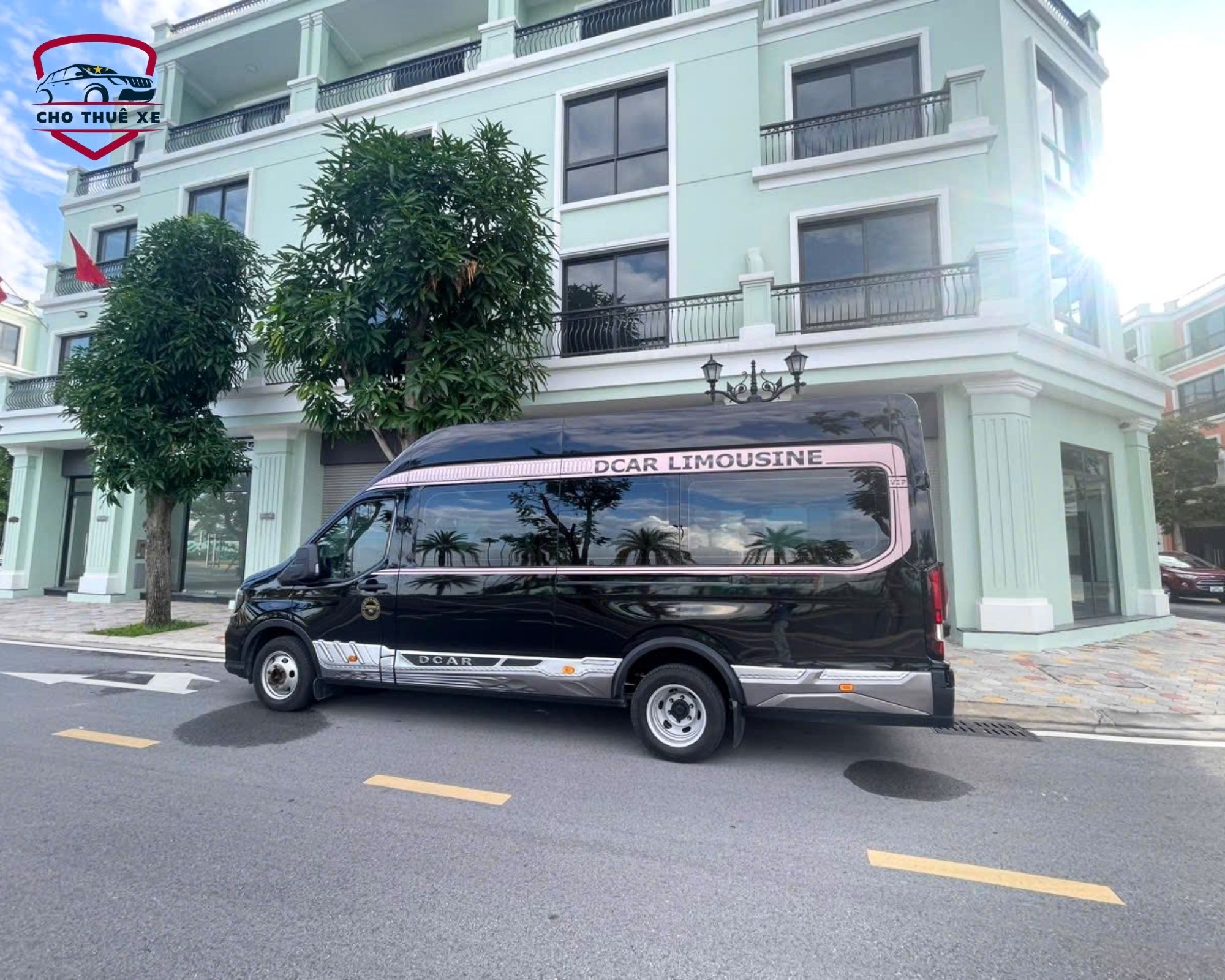 Dòng xe Dcar Limousine 9 chỗ đời mới sang trọng phục vụ khách hàng thuê xe limousine đi Châu Đốc từ Sài Gòn