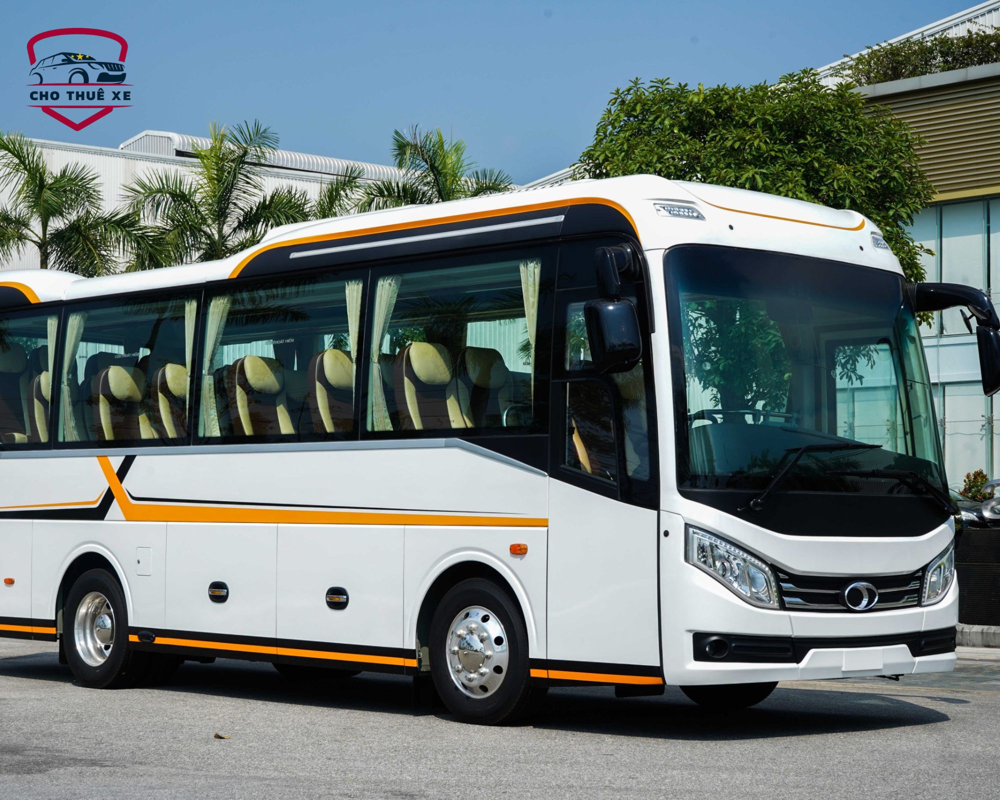 Dòng xe cao cấp Thaco Garden phục vụ khách đoàn khi đặt thuê xe 29 chỗ Tân Sơn Nhất đón tiễn sân bay.