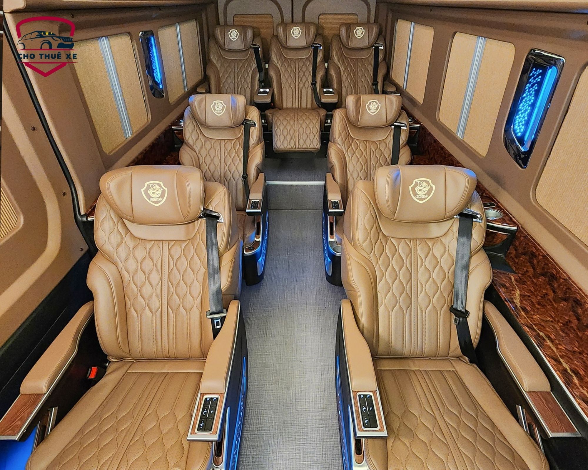 Ghế da hạng thương gia trên xe thuê xe limousine đi Hồ Tràm tiện nghi