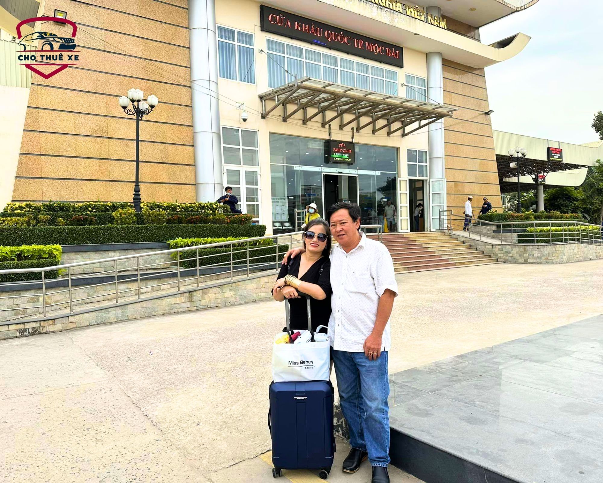 Hình ảnh du khách chụp ảnh kỷ niệm tại quảng trường lớn phía trước cổng Cửa khẩu quốc tế Mộc Bài, Tây Ninh