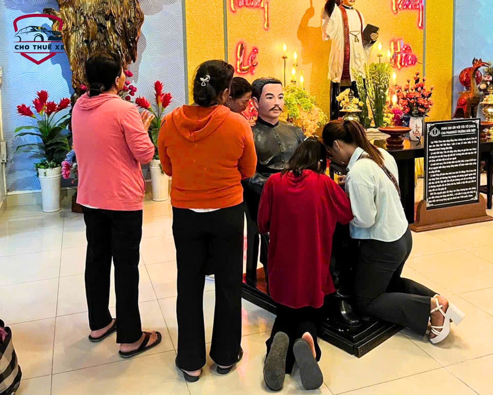 Khách hành hương thành kính trước tượng Cha Diệp tại Tắc Sậy