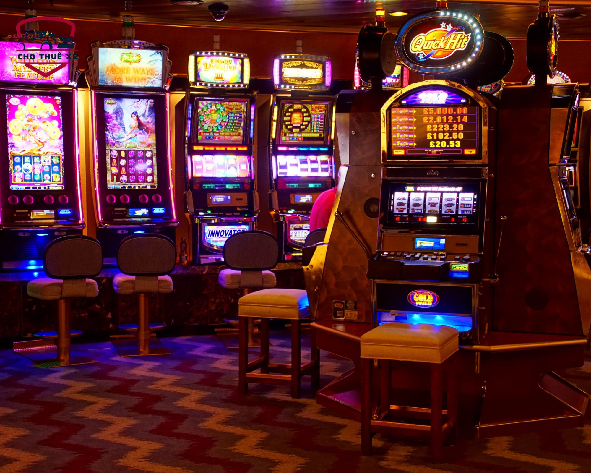 Không gian giải trí sang trọng với hệ thống ánh sáng bắt mắt và các trò chơi điện tử may mắn tại Casino Bavet