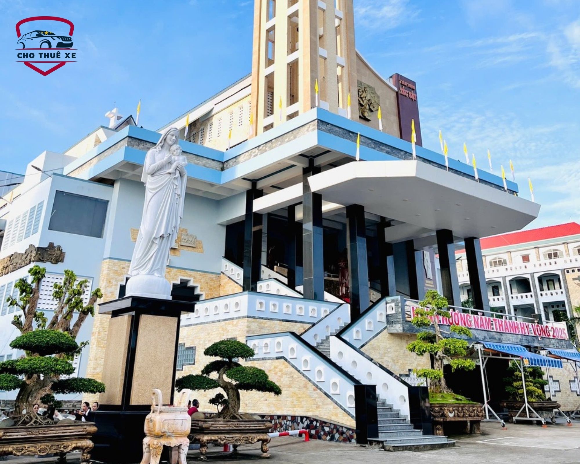 Khuôn viên nhà thờ Tắc Sậy địa điểm hành hương nổi tiếng miền Tây