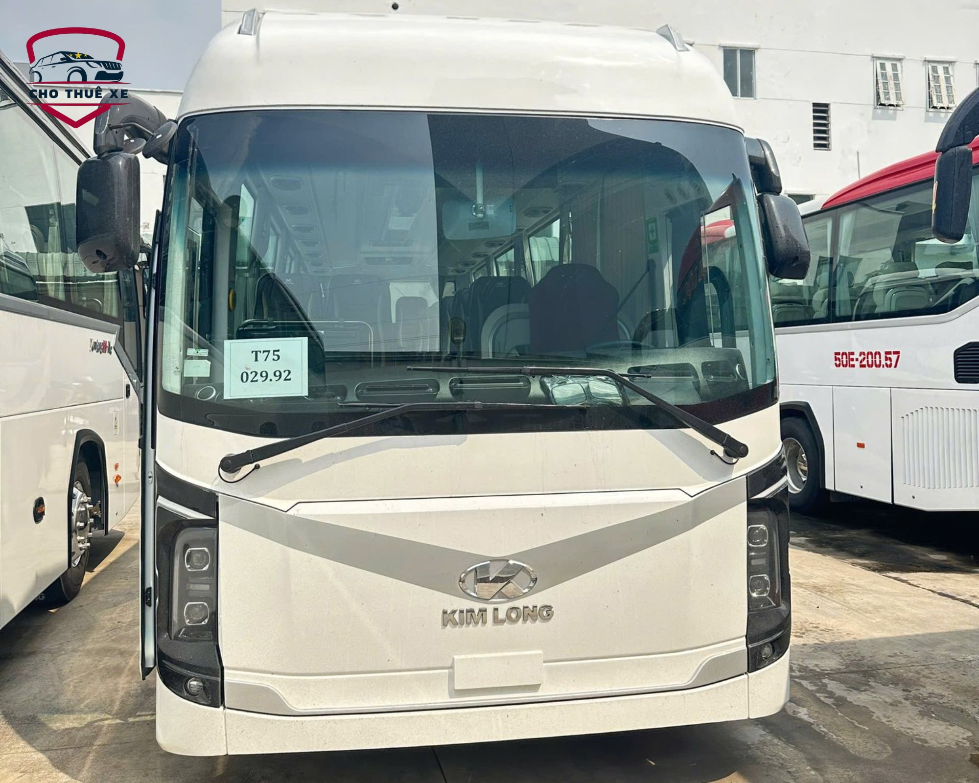 Kiểu dáng năng động và hiện đại của xe Kim Long 29 chỗ trắng tinh khôi dưới phố thị hiện đại