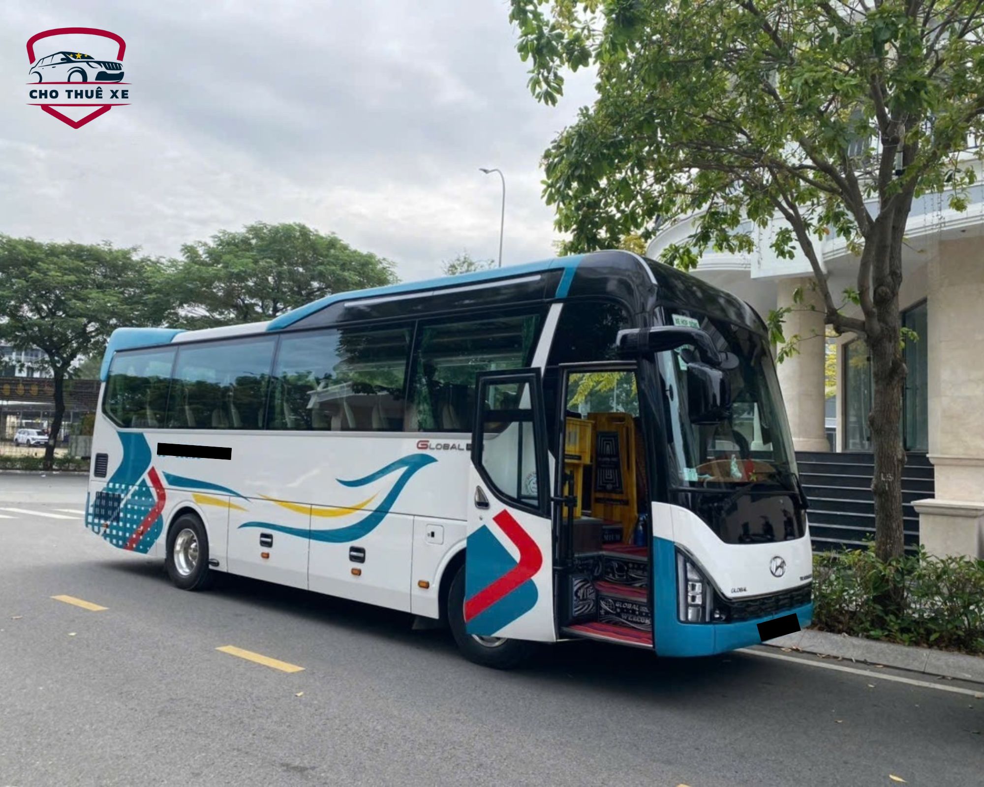 Mẫu xe 29 chỗ ngồi rộng rãi tiện nghi giúp quý khách thuê xe đi Trà Vinh thoải mái và an toàn