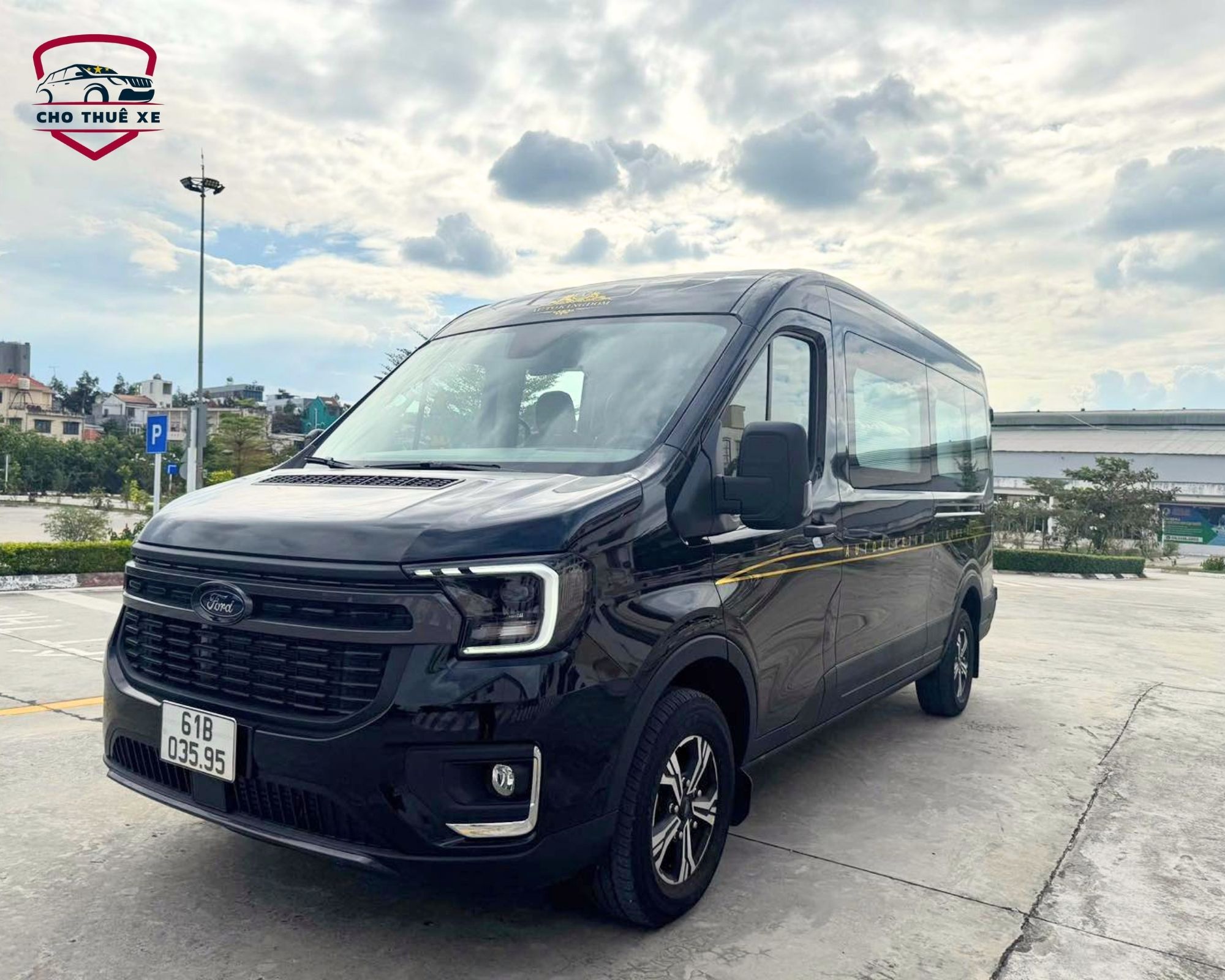 Mẫu xe limousine 9 chỗ phục vụ tuyến thuê xe limousine đi Hồ Tràm